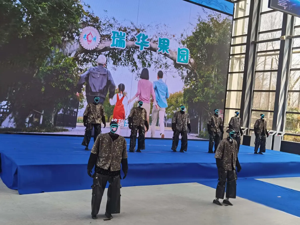 音乐节巡演AI仿生机器狗带技术指导工业巡检设备