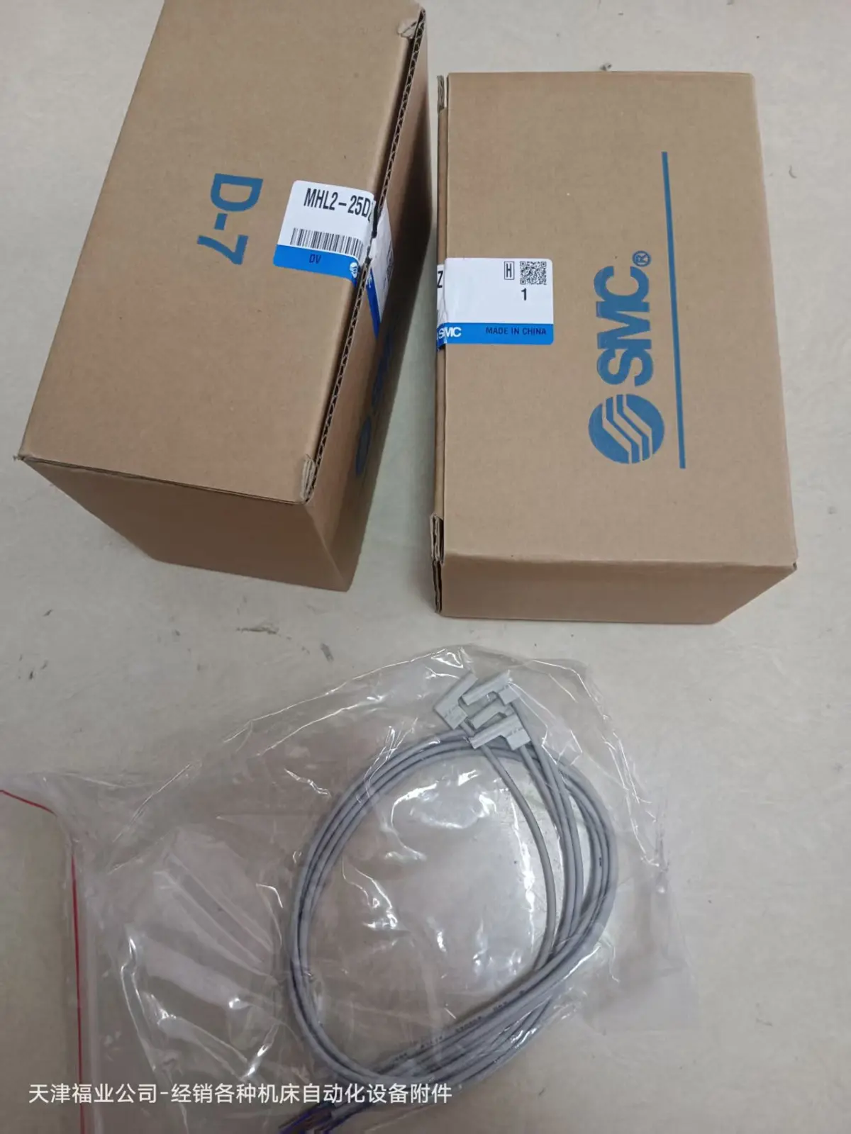 SMC旋转夹紧气动手指气缸MRHQ10/16/20/25摆台气爪小型摆动夹爪