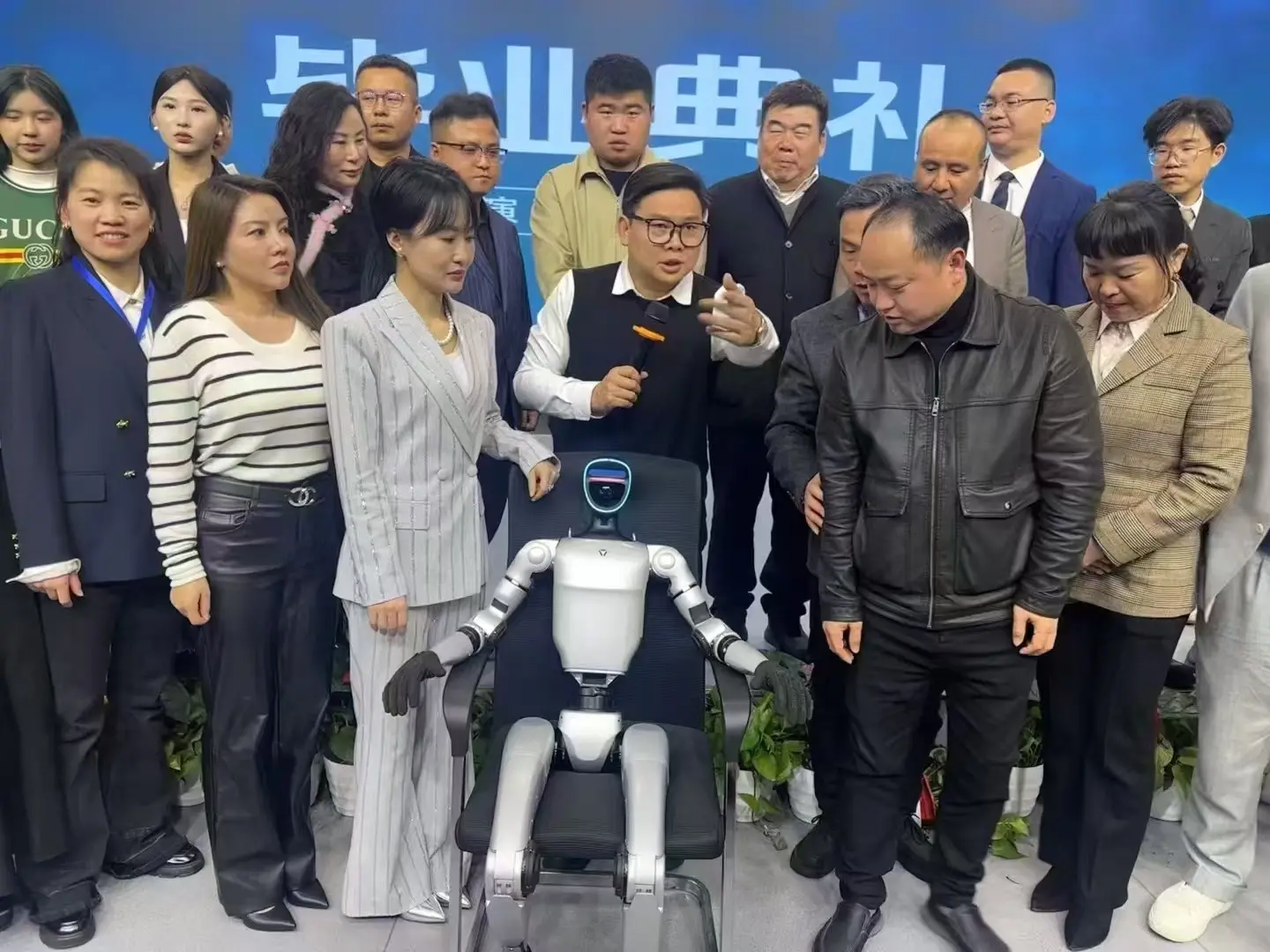 发布会迎宾机器人可出检测报告工业巡检设备