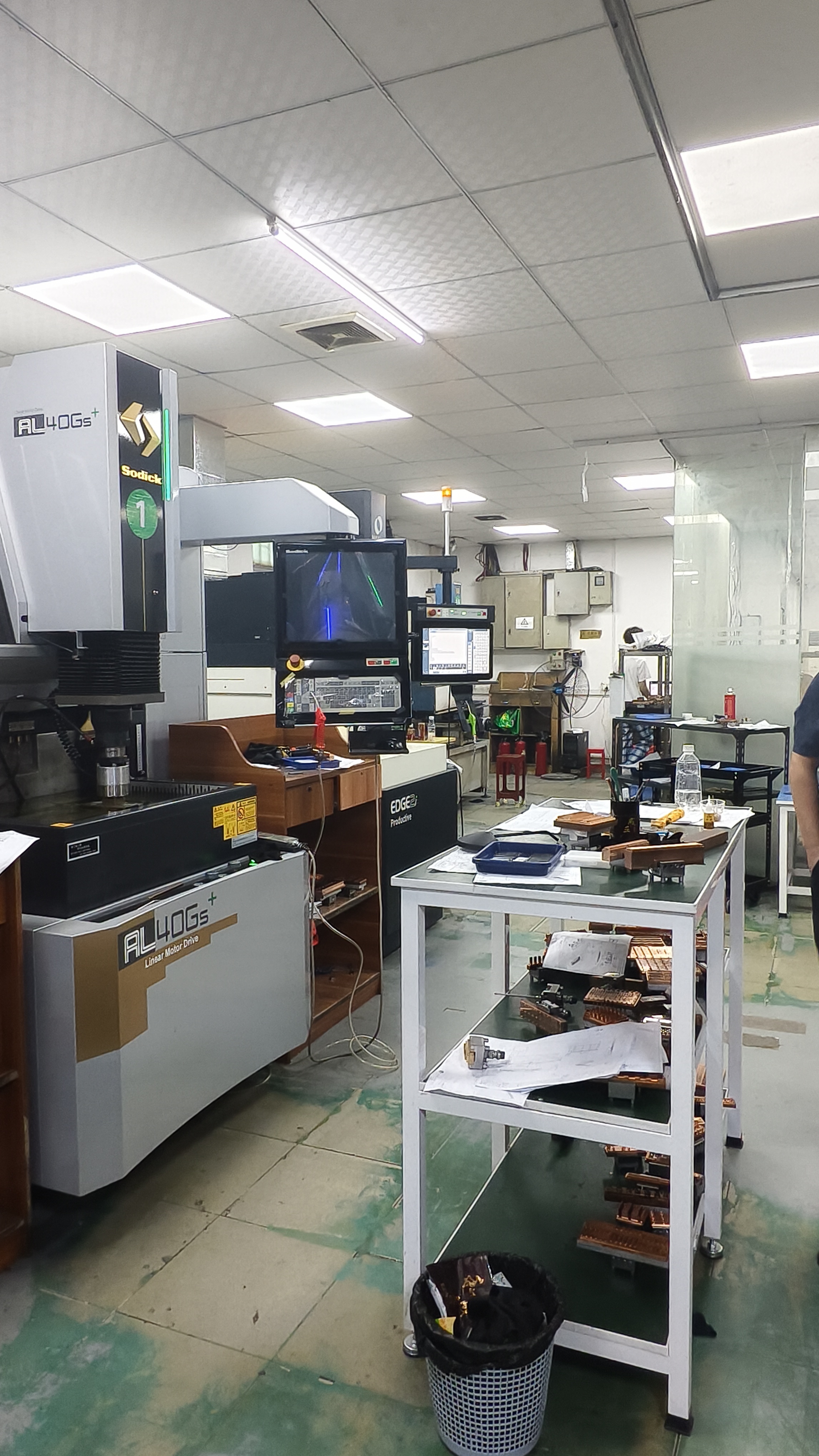 东莞精密模具工厂加工静密连接器塑胶模具7天交样非标定制各种高难度精密连接器模具及配件
